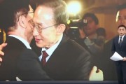 新疆李明博、朴槿惠给金文洙打气 鼓励其争取赢得韩国大选
