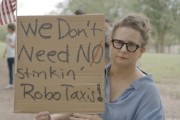 新疆特斯拉在得州奥斯汀遭遇抗议活动：反对马斯克Robotaxi计划